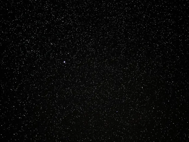 黑色夜幕中的星群